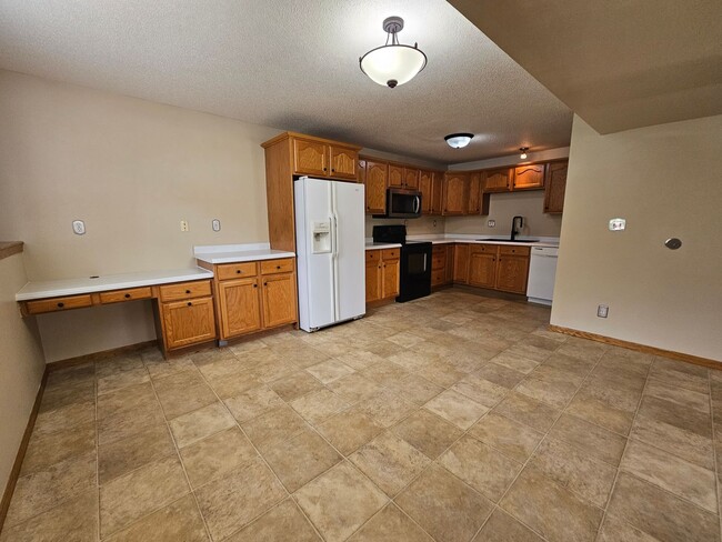 Building Photo - 3 Bedroom 1.5 bath, 2 stall garage Great SE location.
