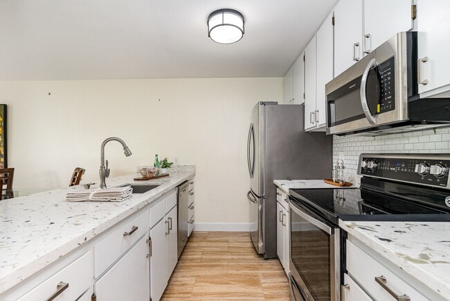 Building Photo - Updated Bellevue Condo in Racquet Club — P...