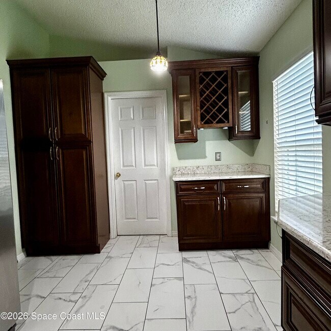 Building Photo - 3865 La Flor Dr