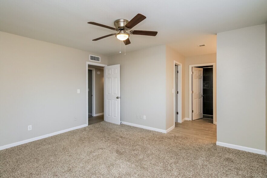 Building Photo - 238 E Houston Ave