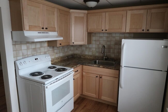 Building Photo - 5 Green St