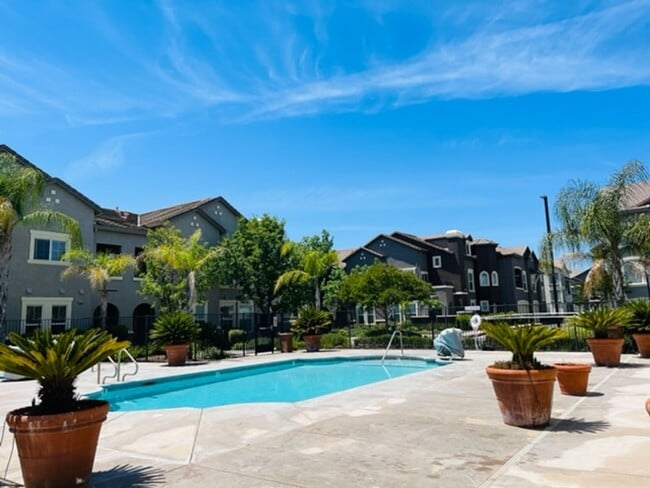 Building Photo - Beautiful Tri-Level Condominium in Gated Elk Grove Community!