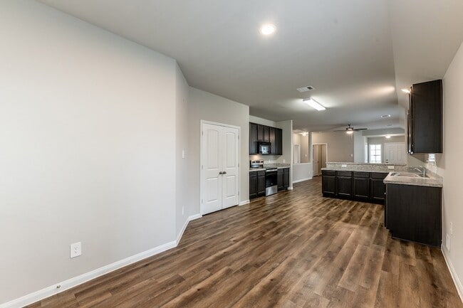 Building Photo - 207 Black Bear Dr