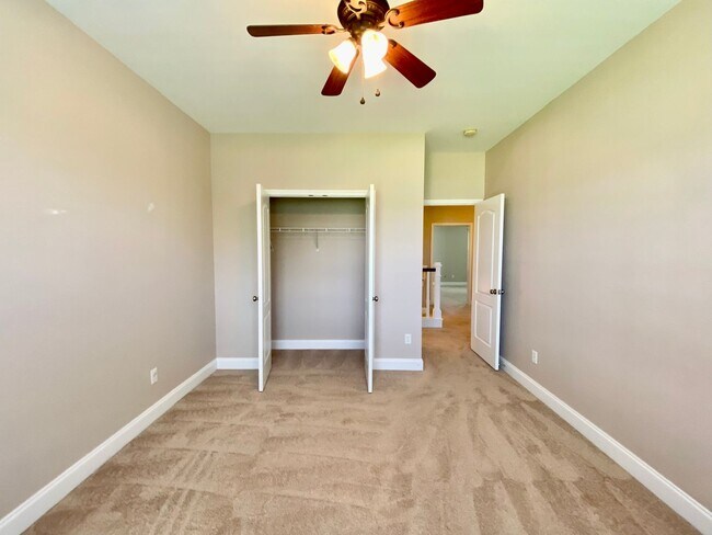 Building Photo - Huge 6 Bedroom Home In The Bluffs On The New River