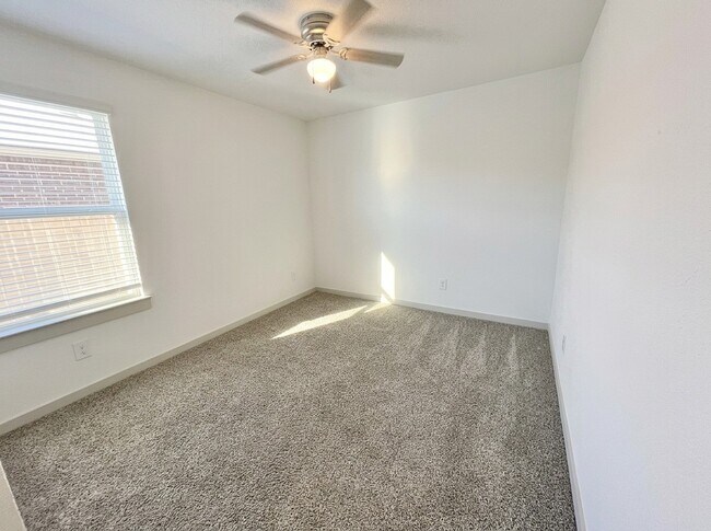 Building Photo - 6811 Fleetwood Crescent Wy