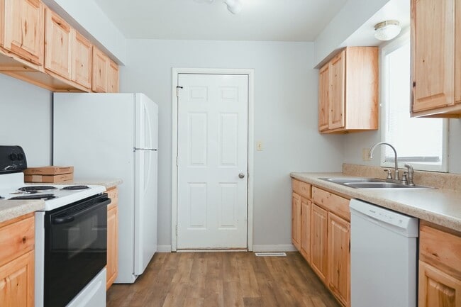 Building Photo - *COMING SOON* Gorgeous 5 Bed 2 Bath Home f...