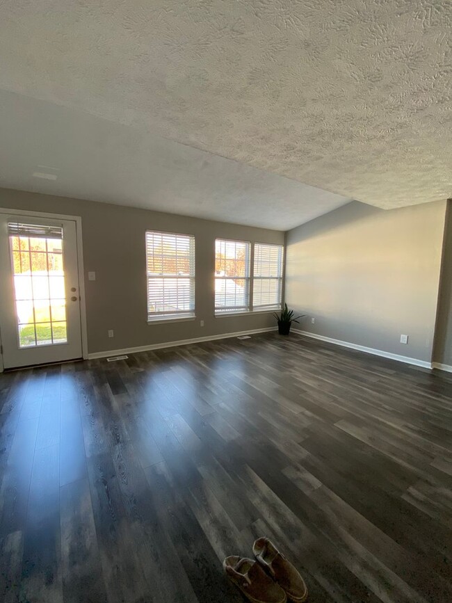 Building Photo - 3 Bedroom, 2 Full + 2 Half Bath Townhome i...