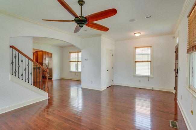 Building Photo - Stunning 3BE/2.5BA home in the heart of Ho...