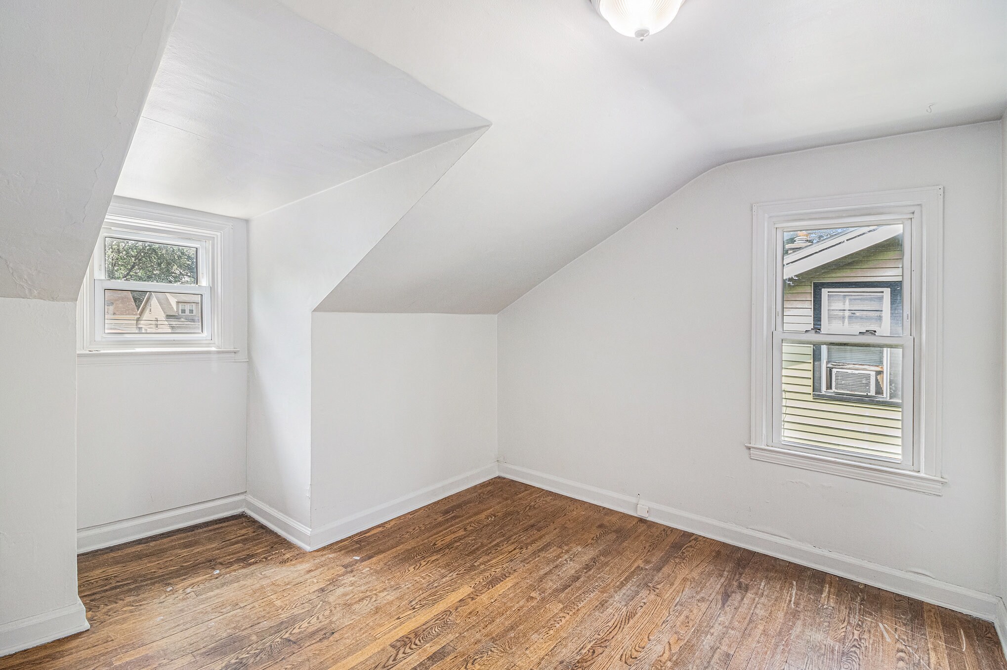 Building Photo - 392 E Cambourne St
