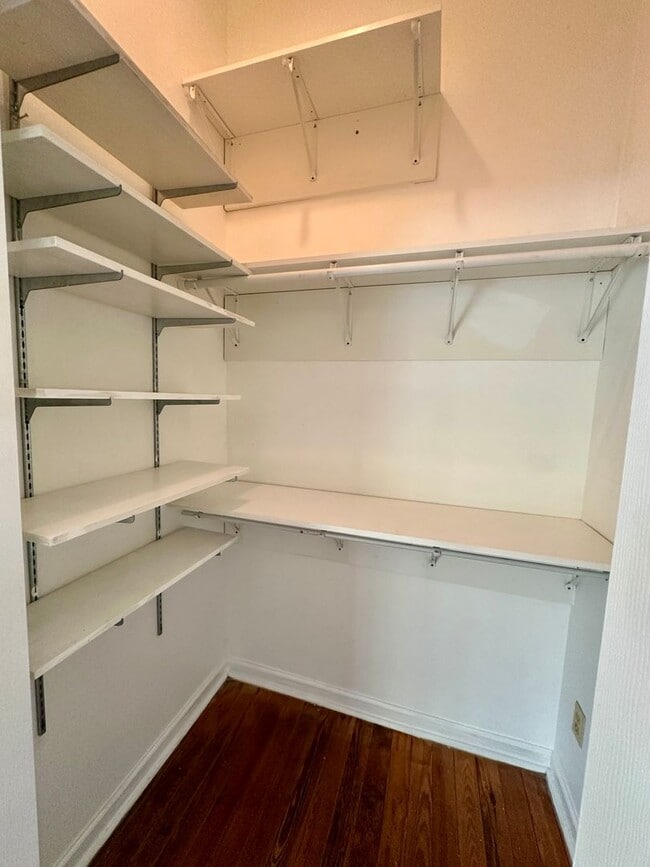 Building Photo - 3 BED | 2 BATH | GATED BACKYARD | THOMAS S...