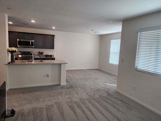 Building Photo - 3 story 3 bed/3 bath townhouse in brand new Watercolor Community