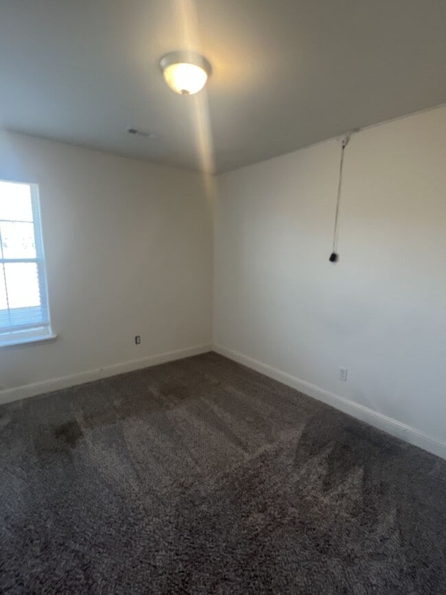 Building Photo - Beautiful 4 bedroom/ 2 bathroom home locat...