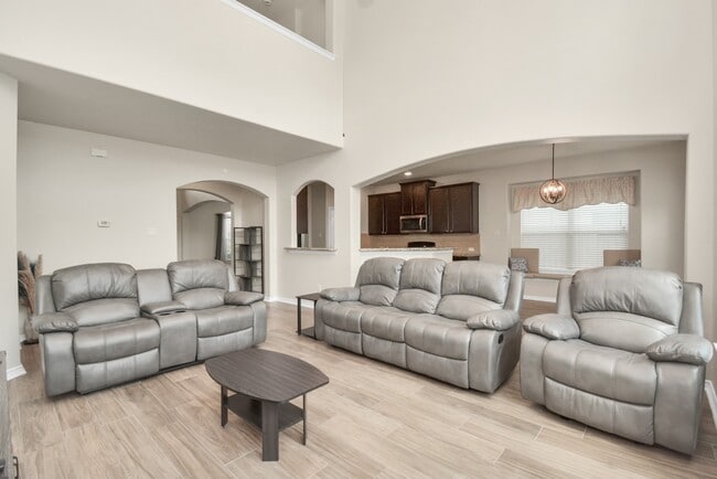 Building Photo - 2703 Lakecrest River Dr