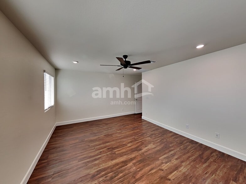 Building Photo - 585 Topiary Pk Ave