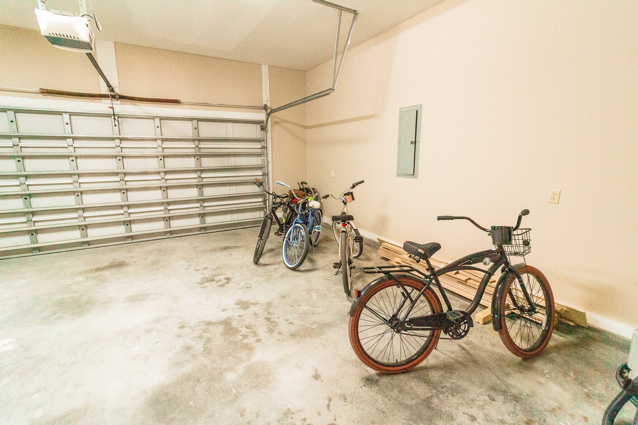 Building Photo - 6226 Thomas Dr