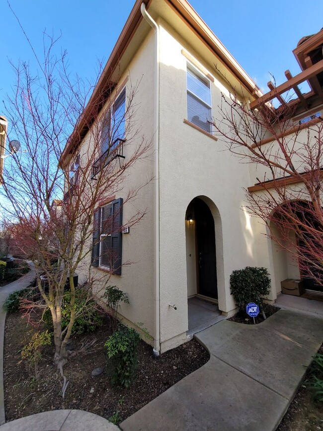 Primary Photo - Elk Grove Condo Condo