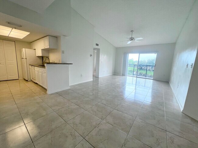 Building Photo - 900 Crestwood Ct S