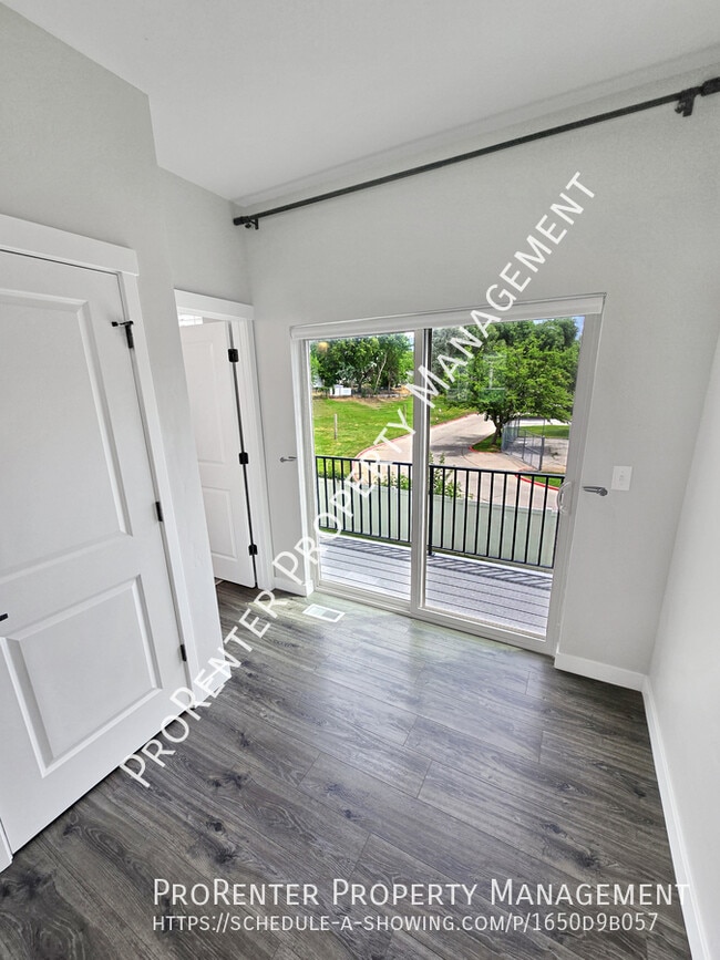 Building Photo - 2516 W Knights Ln