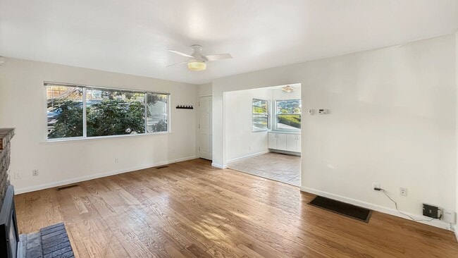 Building Photo - Spacious, Bright & Private Home with Huge Backyard on one of the quietest streets of Redwood Heights