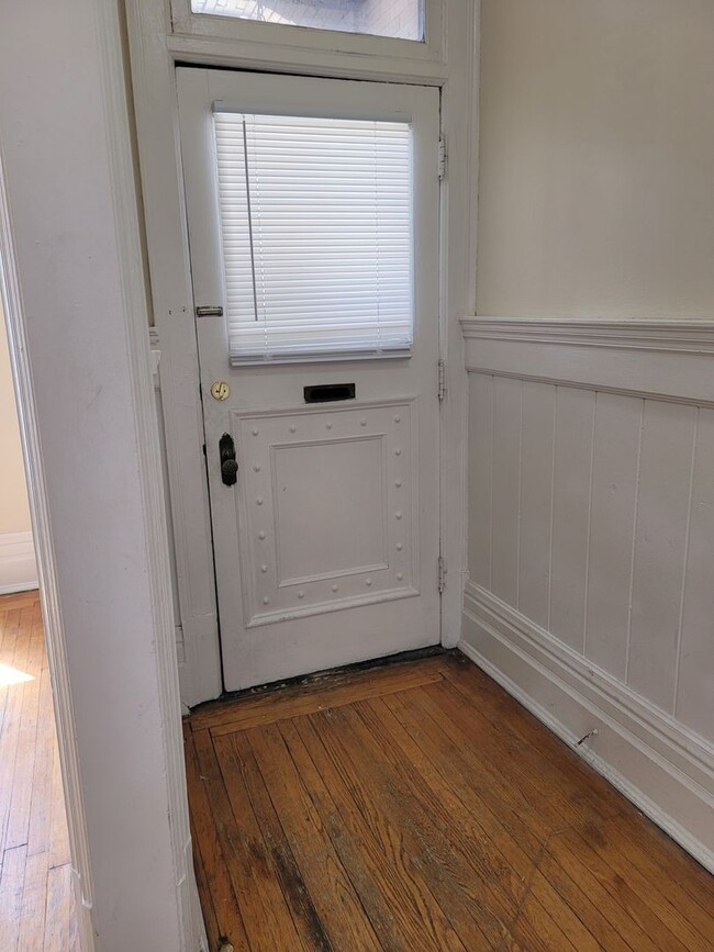 Interior Photo - 918-24 Knapp