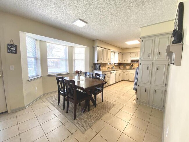 Building Photo - 5510 Greentree Ave