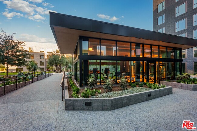 Building Photo - 700 Broadway