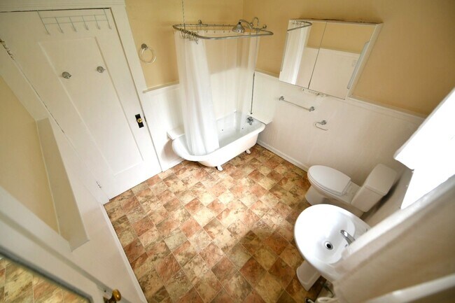 Building Photo - 1p716 - 3055-3061 Adeline Street