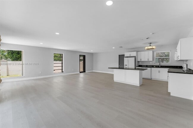 Building Photo - 4400 SW 89th Ave
