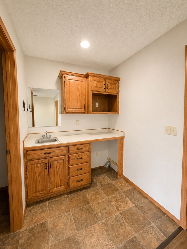 Building Photo - 2 Bed | 2 Bath | 1-Car Garage | South Joplin $1000