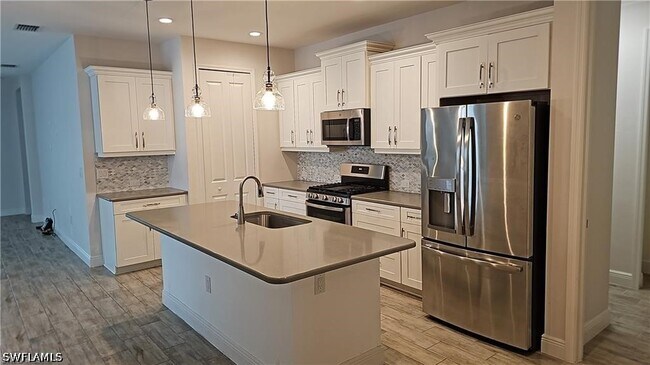 Building Photo - 2305 Ariane Dr