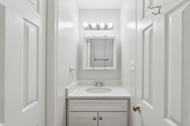 Building Photo - Wonderful, 4 level Arlington Brick townhome!