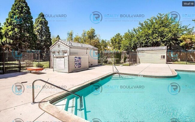 Building Photo - This stunning two-bedroom, two-bathroom to...