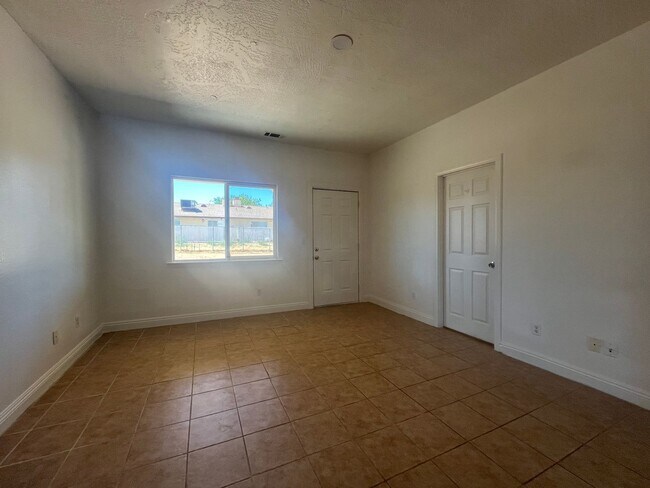 Building Photo - 3 bed 2 bth in Apple Valley. Apply today!