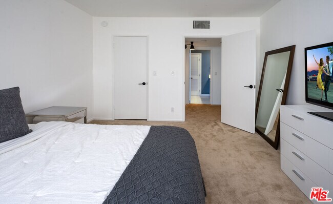 Building Photo - 927 Kings Rd