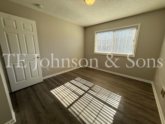 Building Photo - Spacious 4 Bedroom Home with Modern Comfor...