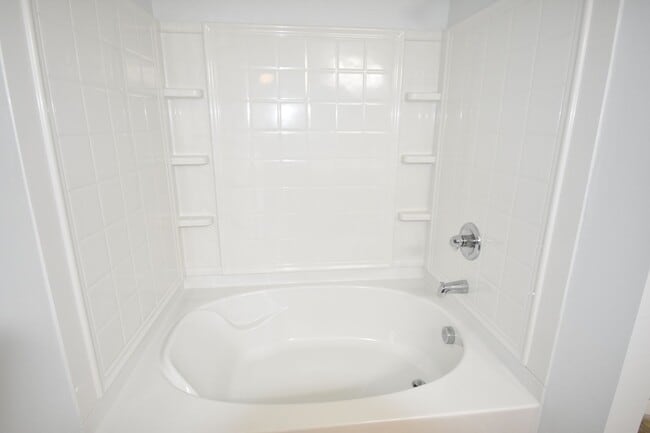 Building Photo - 2 Bedroom and 2 Bath Condo (No Pets)