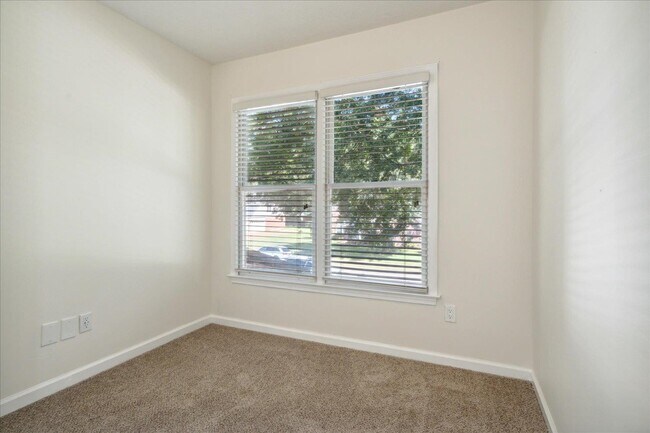 Building Photo - 739 Evans View Ln