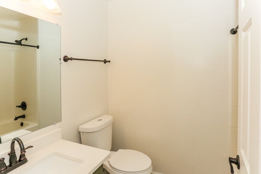 Building Photo - 1324 S 172nd Ln