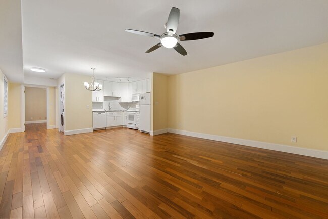 Building Photo - 2 Bed/2 Bath Apartment Located in The Highly Desirable Village District.