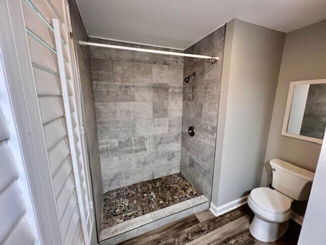 Building Photo - Colonial home with large yard