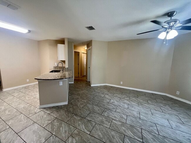 Building Photo - 3/2/2 Single Story Hidden Gem ~ Conveniently Located to RAFB, SAMMC & shopping ~ Move in Ready!