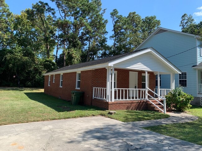 Building Photo - $500 OFF 1ST MONTH'S RENT! 3 Bedroom, 1 Bath house on Hillsdale Drive