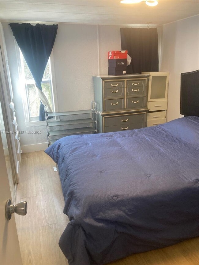 Building Photo - 310 NE 45th Pl