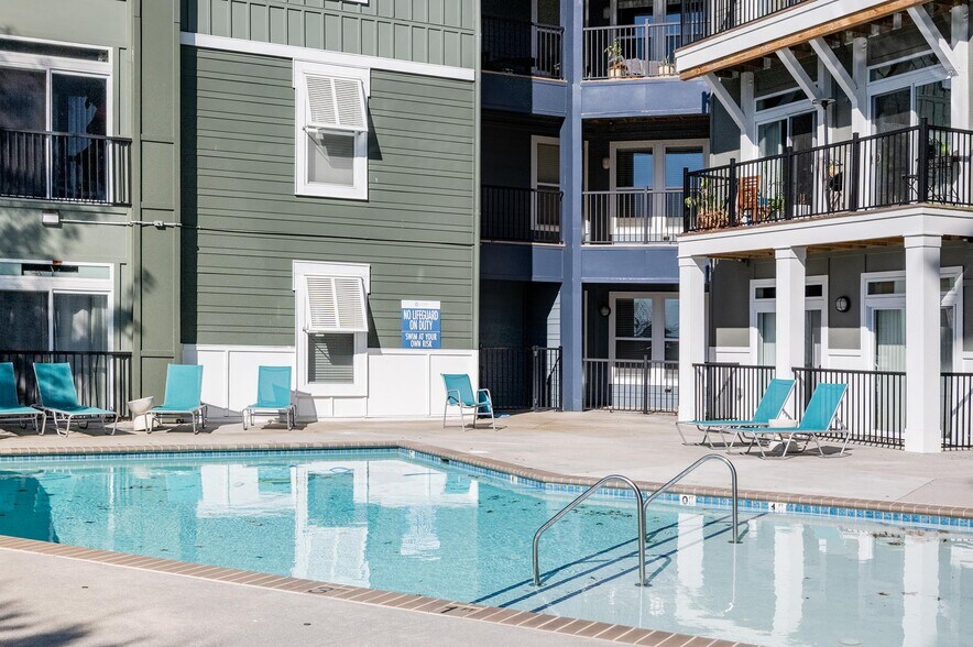 Building Photo - 4921 Pretty Lake Ave