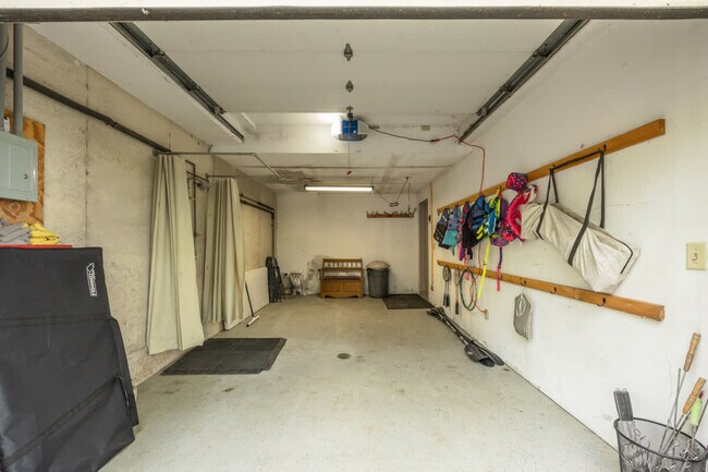 Building Photo - 5000 Gahan St NE