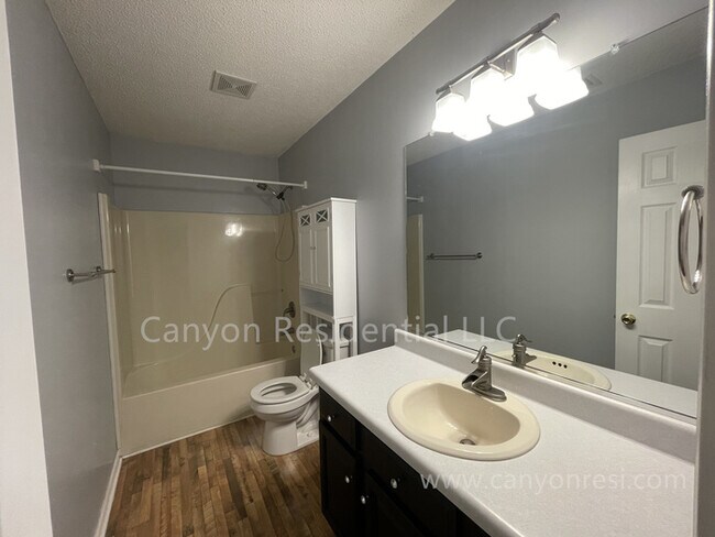 Building Photo - Beautiful 3b Room!Move in ready!