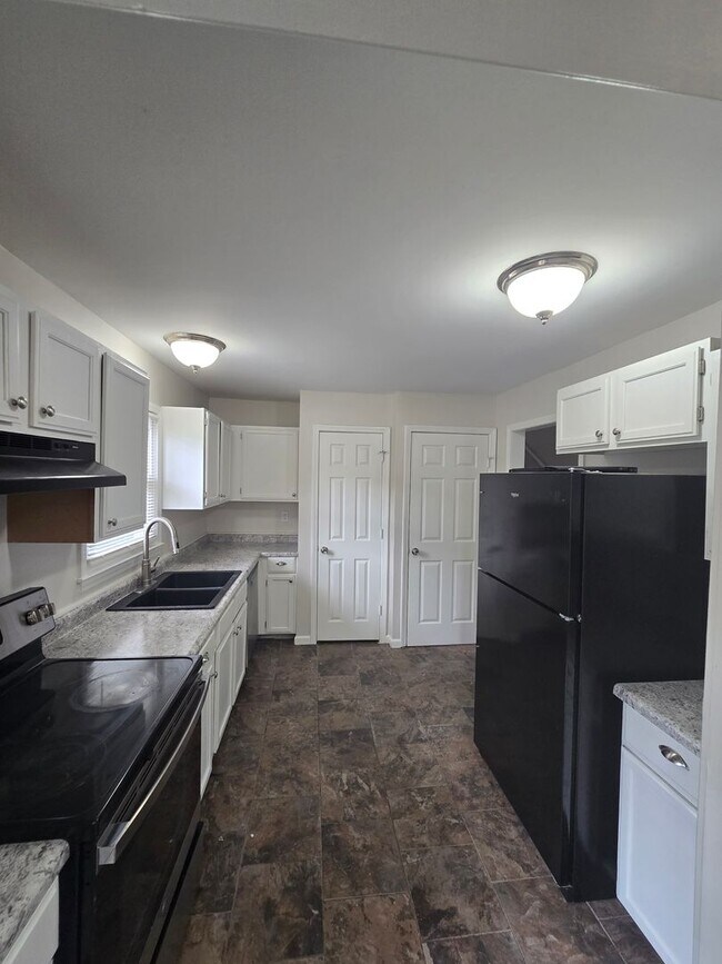 Building Photo - 4 bedrooms 2 bedroom fenced in yard