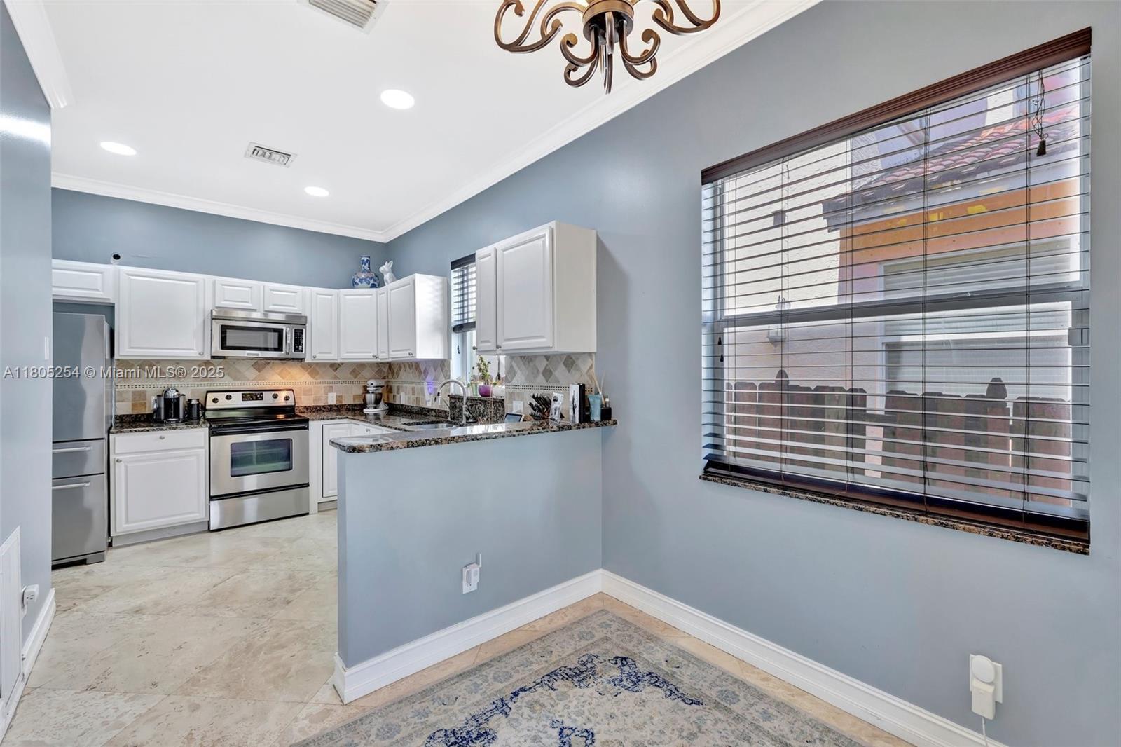 Building Photo - 853 SW 11th Ct