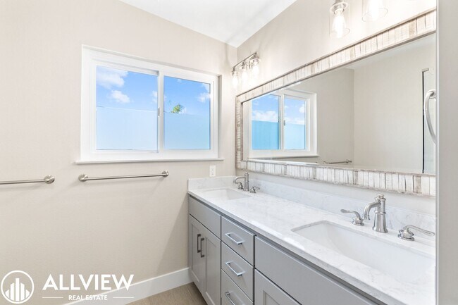 Building Photo - Welcome to this stunning 5-bedroom, 4-bathroom home located in the desirable Huntington Beach nei...