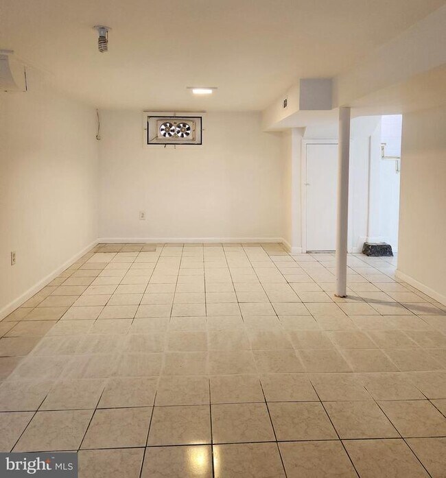 Building Photo - 3207 Bryant Ave